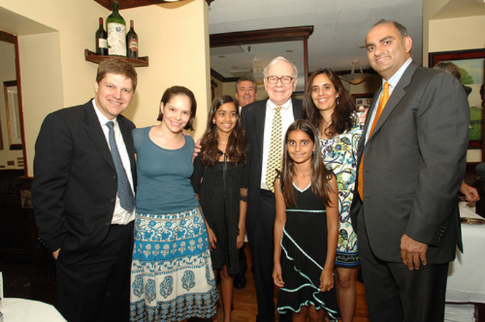 Guy Spier, Mohnish Pabrai y sus familias con Warren Buffett